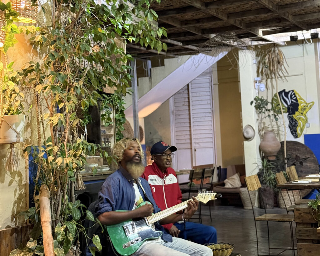 escuchar musica en Mindelo
